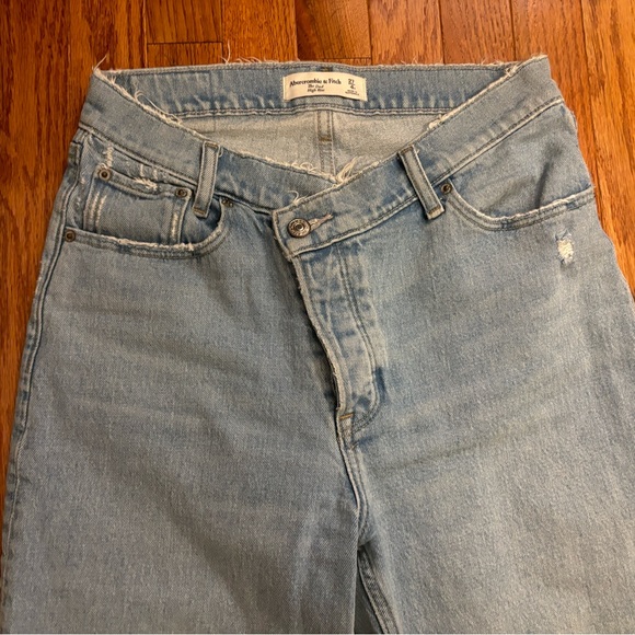 Abercrombie Dad High Rise Jeans - Picture 3 of 3